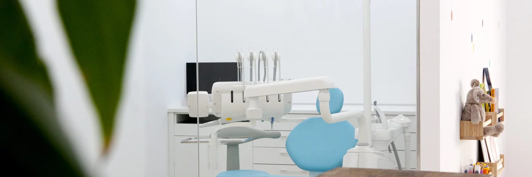 Sala de tratamiento moderna de Nins dental