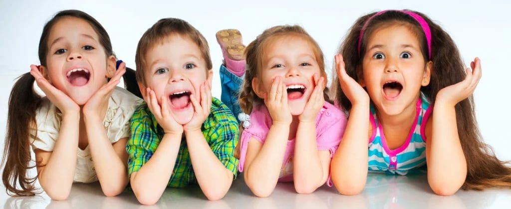 Grupo de niños riendo, pacientes de Nins dental